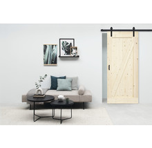 Wohnzimmer mit Sofa, Couchtischen und Holztür mit Beschlägen