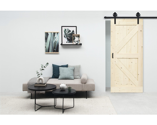 Wohnzimmer mit Schiebetür aus Holz, Sofa, Couchtisch und Wanddekoration