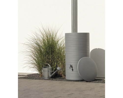 Grauer Regenspeicher mit Wasserhahn, Deckel und Giesskanne im Garten