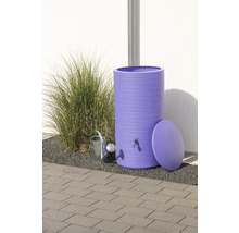 Récupérateur d''eau de pluie violet avec robinet, couvercle et arrosoir dans le jardin