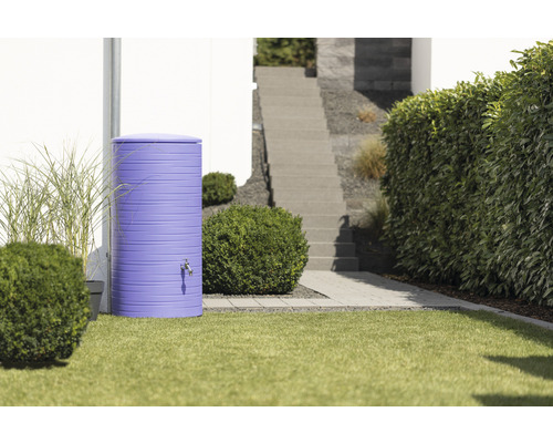 Regentonne im Garten zur Regenwassernutzung