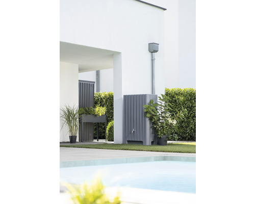 Wassertank und Hochbeet aus Kunststoff im Garten neben einem Pool