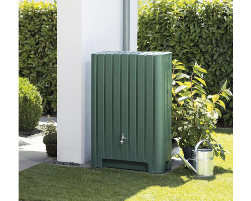 Regentonne aus Kunststoff mit Wasserhahn im Garten neben einer Giesskanne