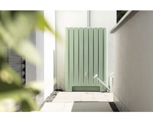 Regentonne mit Wasserhahn und Giesskanne im Garten