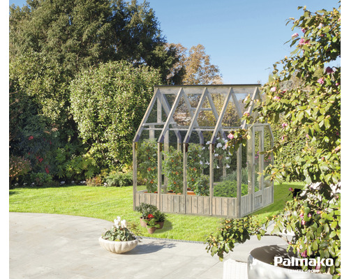 Gewächshaus aus Holz mit Pflanzen im Garten