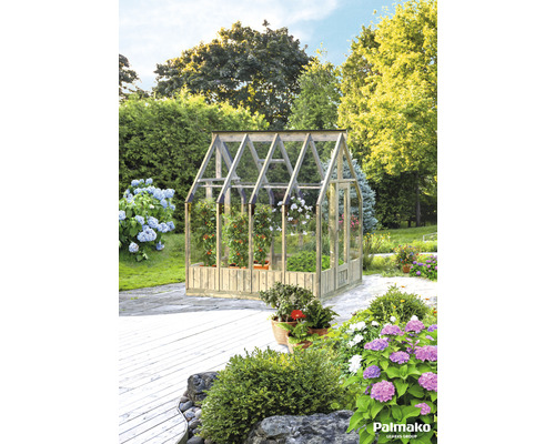 Gewächshaus aus Holz im Garten mit Pflanzen