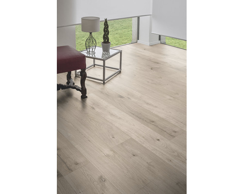 Pièce lumineuse avec parquet, table d''appoint et tabouret.