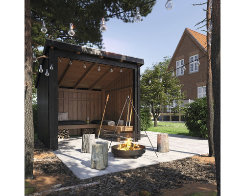 Coin salon couvert avec foyer et éclairage dans le jardin