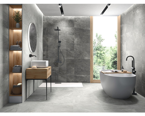 Salle de bain moderne avec carrelage gris, baignoire et lavabo