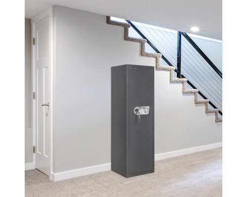 Coffre-fort pour armes gris dans le couloir, à côté d''une porte et d''un escalier.