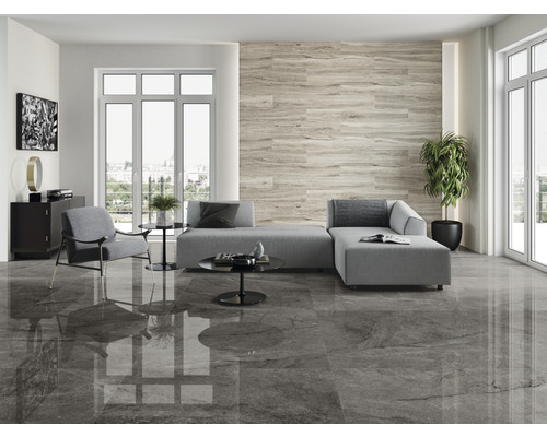 Salon lumineux avec canapé gris, fauteuil, table et carrelage imitation marbre