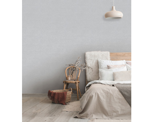 Chambre à coucher avec lit, chaise et papier peint textile