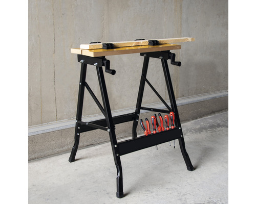 Werkbank mit Werkzeugen und Holzbalken