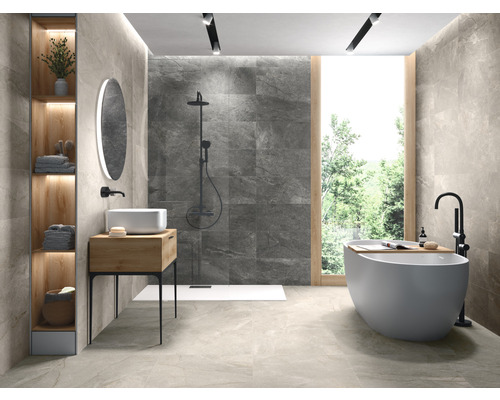 Salle de bains moderne avec baignoire îlot, douche, lavabo et étagère en bois