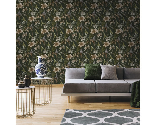Wohnzimmer mit floral gemusterter Tapete, Sofa und dekorativen Elementen für eine gemütliche Atmosphäre.