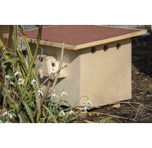Vogelhaus aus Holz mit mehreren Einfluglöchern und Dach