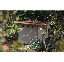 Insektenhotel aus Holz mit Dachpappe im Garten