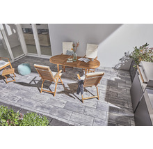 Terrasse mit Gartenmöbeln aus Holz und Pflastersteinen