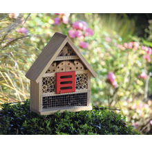 Insektenhotel aus Holz mit verschiedenen Füllmaterialien zur Förderung der Artenvielfalt im Garten