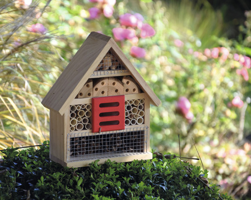 Insektenhotel aus Holz mit verschiedenen Füllmaterialien zur Förderung der Artenvielfalt im Garten