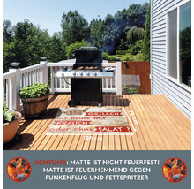Grillplatz auf einer Terrasse mit Grill, Pflanzen und einer rechteckigen Grillmatte mit den Maßen 120 mal 75 Zentimeter