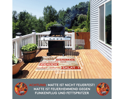 Grillplatz auf einer Terrasse mit Grill, Pflanzen und einer rechteckigen Grillmatte mit den Maßen 120 mal 75 Zentimeter