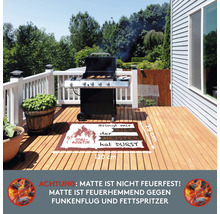 Grillmatte mit Spruch auf einer Holzterrasse mit Grill und Pflanzkübeln, Abmessungen 120 cm mal 75 cm. Achtung: Matte ist nicht feuerfest. Die Matte ist feuerhemmend gegen Funkenflug und Fettspritzer.