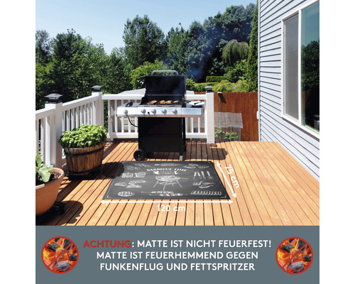 Grillmatte auf einer Holzterrasse mit Grill und Pflanzkübeln