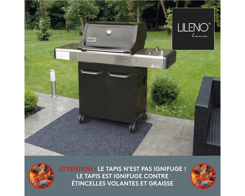 Weber Grill mit Grillteppich im Aussenbereich. Lileno Home Logo.