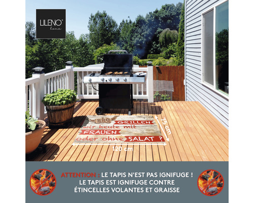 Grillplatz mit Grillmatte, Grill und Holzboden im Aussenbereich