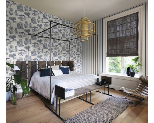 Schlafzimmer mit Himmelbett, gemusterten Tapeten und Fenster mit Rollo