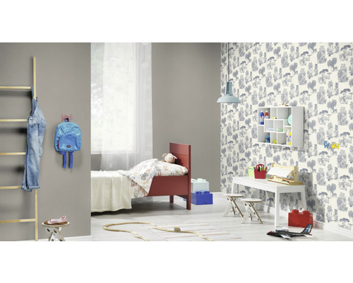 Kinderzimmer mit Bett, Schreibtisch, Leiter und Tapete mit Waldmotiv