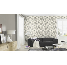 Heller Wohnraum mit gemusterter Tapete, Sofa und Möbeln.