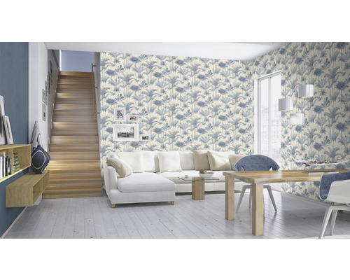 Salon avec canapé, table à manger et papier peint à motif végétal