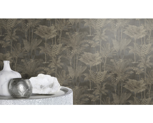 Gros plan d''un mur avec du papier peint jungle à motif de palmier, ainsi qu''un vase, un bougeoir et un cristal blanc sur une table