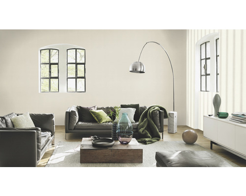 Helles Wohnzimmer mit Ledersofa, Holztisch und grossen Fenstern.