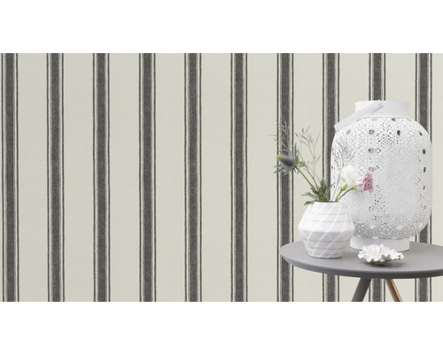 Pièce décorative avec papier peint rayé, lanterne et fleurs