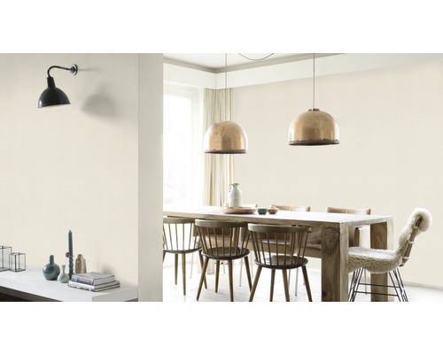 Salle à manger lumineuse avec table en bois, chaises et suspensions