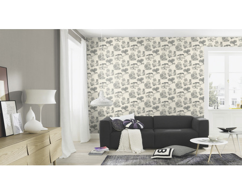 Wohnzimmer mit gemusterter Tapete, Sofa und Beistelltisch