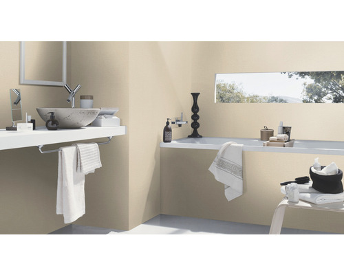 Helles Badezimmer mit Waschbecken, Badewanne und beigen Wänden