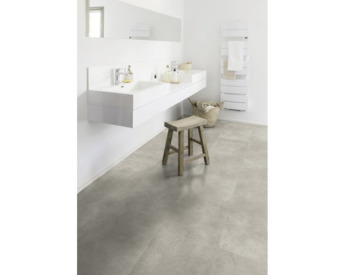 Helles Badezimmer mit Doppelwaschtisch, Spiegel, Handtuchwärmer, Hocker und Bodenfliesen in Steinoptik.