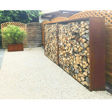 Garten mit Holzlager und Kiesboden