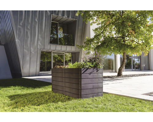 Jardinière rectangulaire en bois dans le jardin