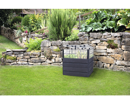 Jardinière surélevée en bois avec couvercle de couche précoce dans le jardin