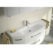 Badezimmer Waschtisch mit Armatur, Seife und Handtüchern