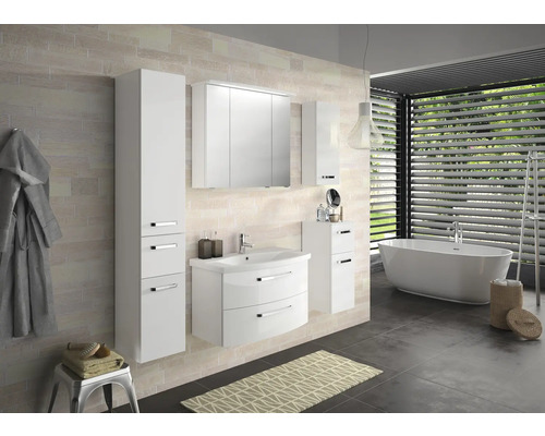 Modernes Badezimmer mit weißen Möbeln, Badewanne und Fensterjalousien.