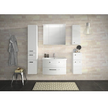 Salle de bain lumineuse avec meubles blancs, meuble sous-vasque, armoire de toilette, armoire haute et tabouret.