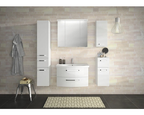 Helles Badezimmer mit weißen Möbeln, Waschbeckenunterschrank, Spiegelschrank, Hochschrank und Hocker.