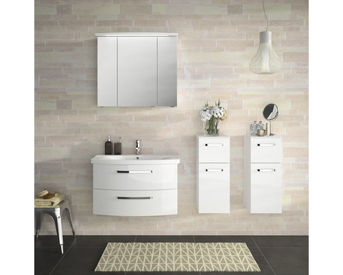 Salle de bains lumineuse avec meuble-lavabo, armoire de toilette et deux armoires hautes en blanc