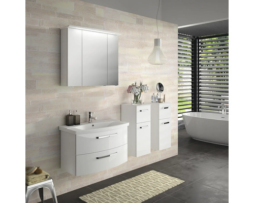 Salle de bains moderne avec meuble sous-lavabo, armoire de toilette et armoires hautes